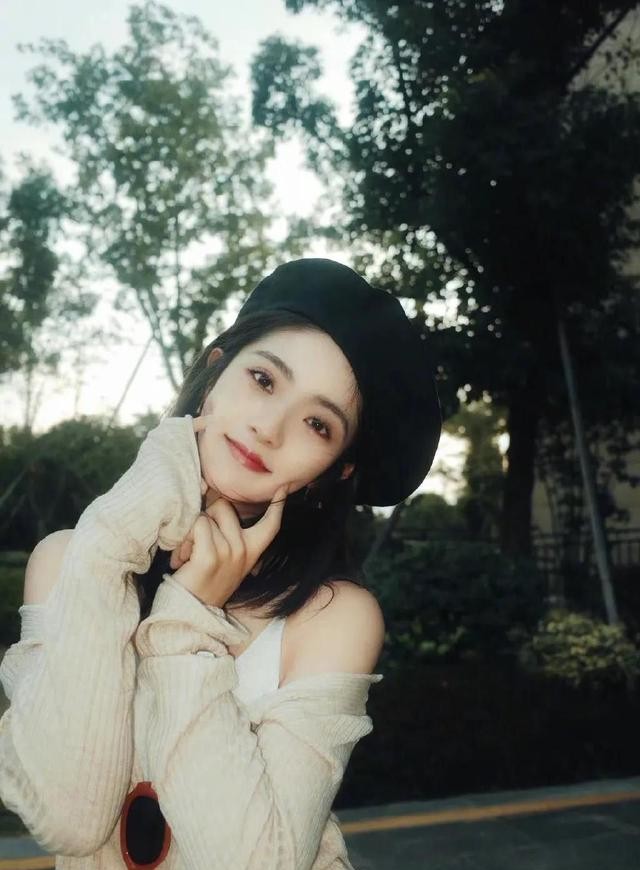 邢菲个人资料的图片(邢菲是甜美可人的治愈系女神)