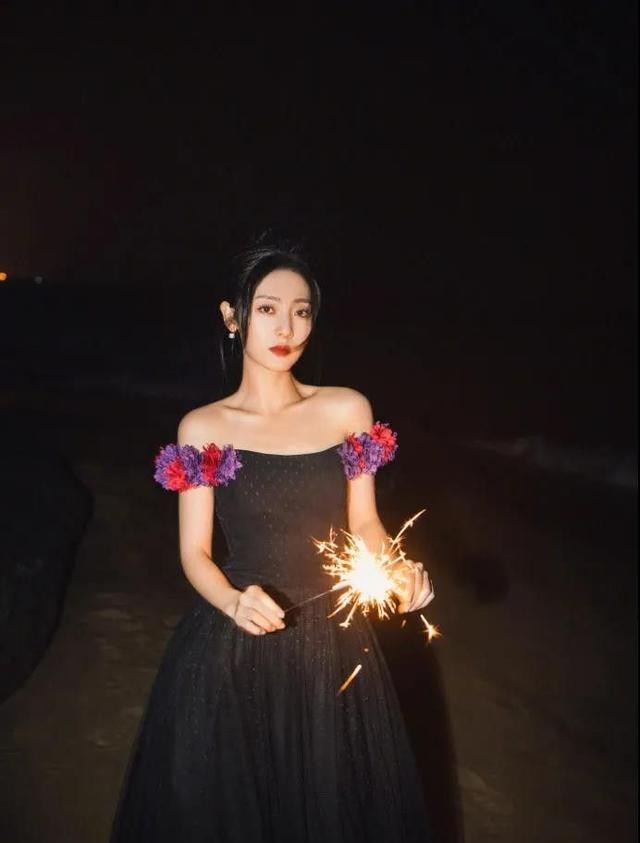 邢菲个人资料的图片(邢菲是甜美可人的治愈系女神)