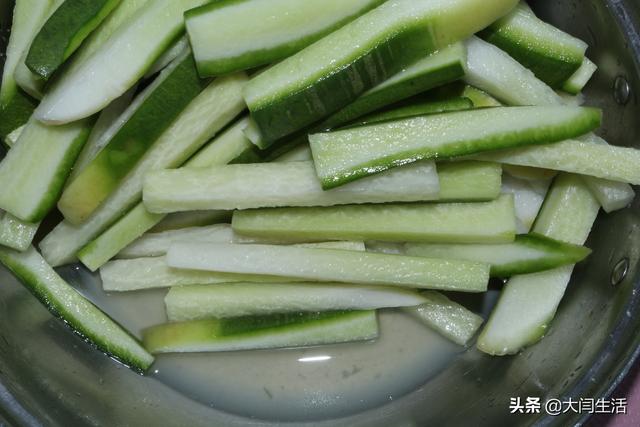 酸甜白萝卜条的腌制方法(2根萝卜1碗料汁教你腌制香辣酸甜脆萝卜)(14)