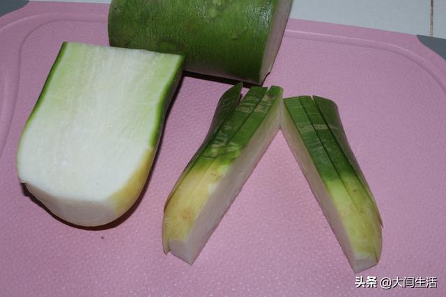 酸甜白萝卜条的腌制方法(2根萝卜1碗料汁教你腌制香辣酸甜脆萝卜)(3)