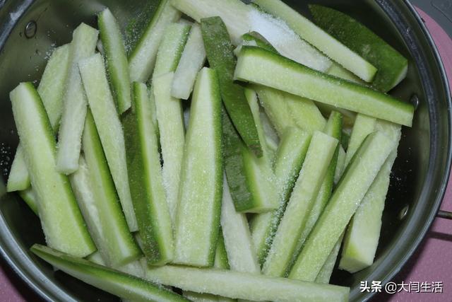 酸甜白萝卜条的腌制方法(2根萝卜1碗料汁教你腌制香辣酸甜脆萝卜)(5)