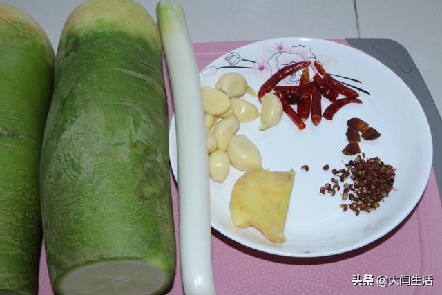 酸甜白萝卜条的腌制方法(2根萝卜1碗料汁教你腌制香辣酸甜脆萝卜)(2)