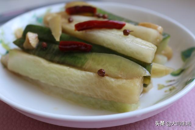 酸甜白萝卜条的腌制方法(2根萝卜1碗料汁教你腌制香辣酸甜脆萝卜)(1)