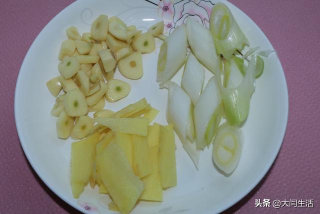 酸甜白萝卜条的腌制方法(2根萝卜1碗料汁教你腌制香辣酸甜脆萝卜)(6)