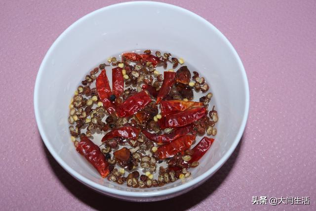 酸甜白萝卜条的腌制方法(2根萝卜1碗料汁教你腌制香辣酸甜脆萝卜)(7)