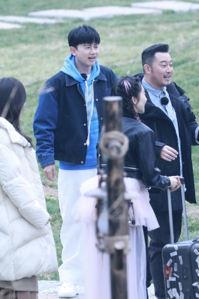 唐嫣杨迪等现身综艺《我们的客栈》录制