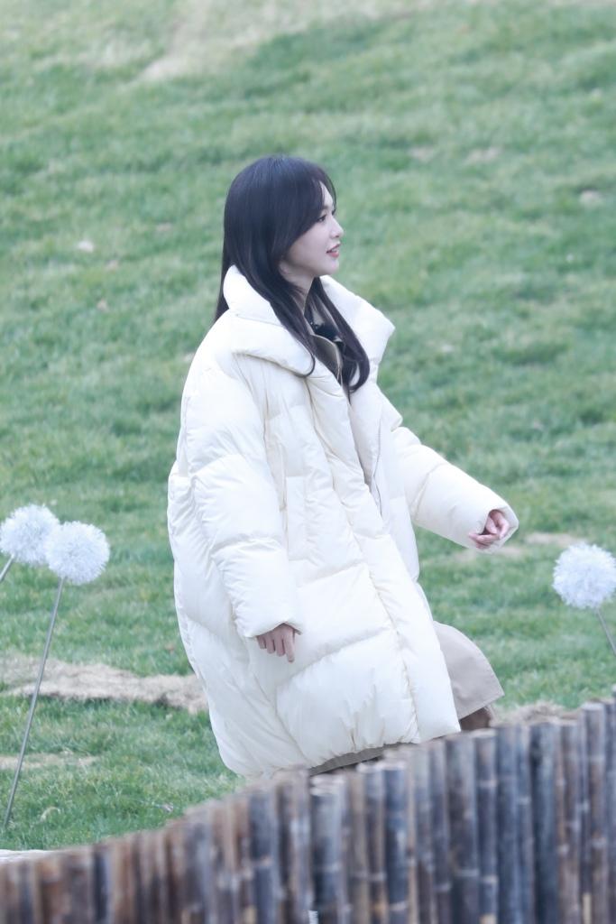 唐嫣杨迪等现身综艺《我们的客栈》录制