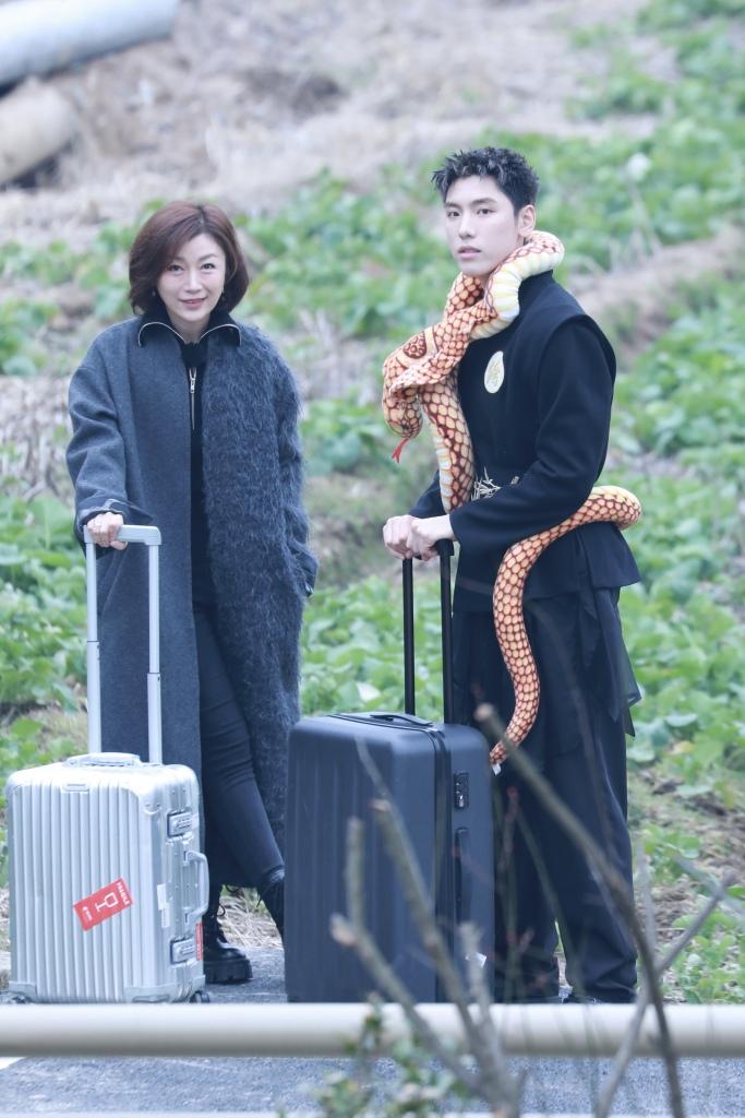 唐嫣杨迪等现身综艺《我们的客栈》录制