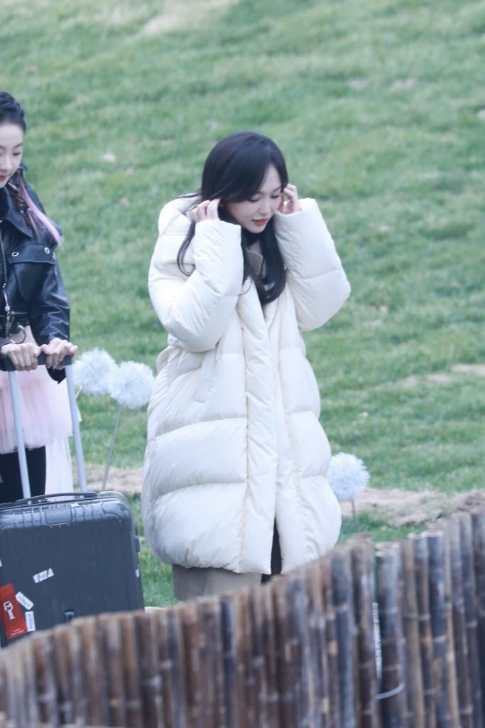 唐嫣杨迪等现身综艺《我们的客栈》录制