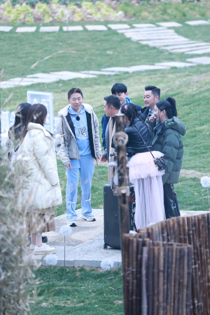 唐嫣杨迪等现身综艺《我们的客栈》录制