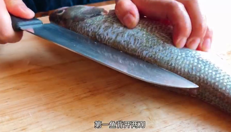 鲈鱼适合宝宝吃吗刺多吗(鲈鱼刺多吗小孩可以吃吗)