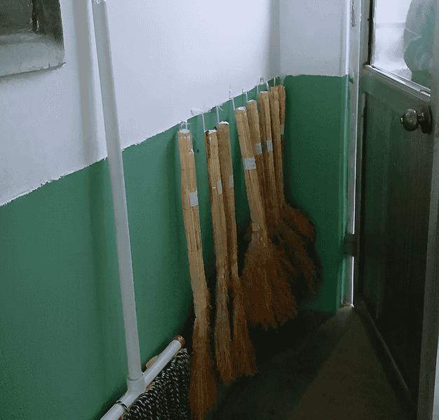 扫帚放在家里什么位置最旺风水(辟邪小扫帚挂在哪)