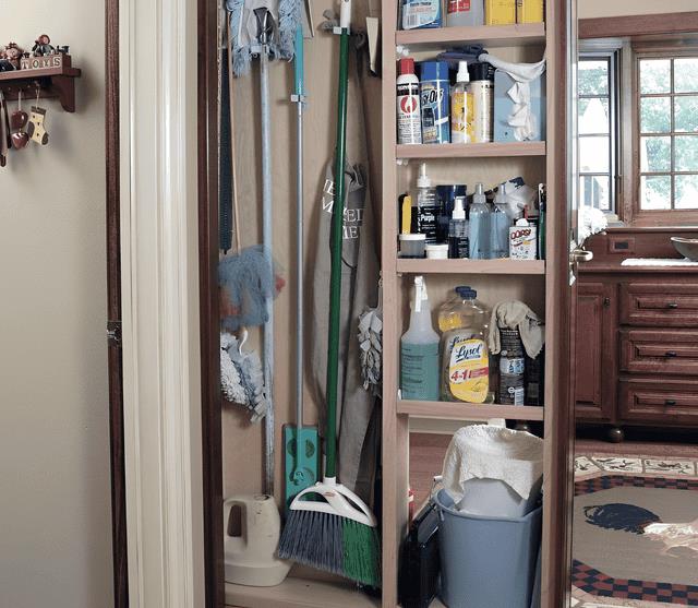 扫帚放在家里什么位置最旺风水(辟邪小扫帚挂在哪)