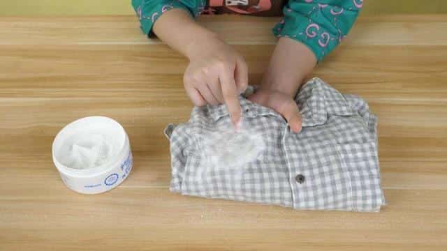 怎么去除衣服上的油渍最好方法(衣服上的油渍怎么去除小窍门)