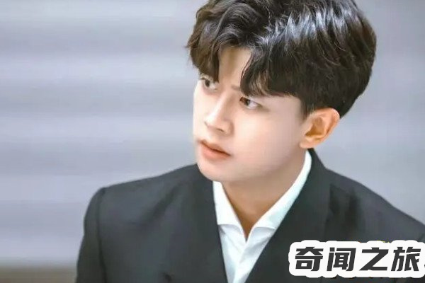 任嘉伦的老婆照片,一家三口,家庭生活幸福