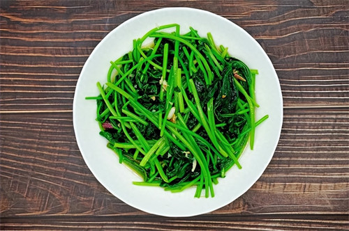 红薯杆子怎么炒好吃(炒红薯杆用不用先焯水)