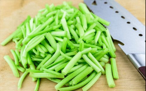 红薯杆子怎么炒好吃(炒红薯杆用不用先焯水)