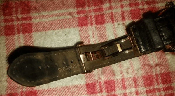 手表戴久了酸臭味怎么解决(手表手腕发臭怎么回事)