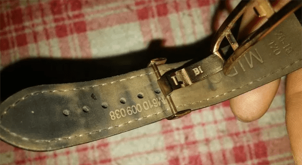 手表戴久了酸臭味怎么解决(手表手腕发臭怎么回事)