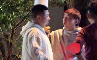 ​46岁陈羽凡现身街头胖到认不出，与吸毒艺人拥抱亲吻告别感情超好