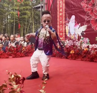 ​突发！身高只有90厘米的31岁网红“矮哥”不幸去世，父母双亡