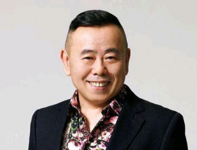 ​潘长江个人资料：在男厕生活8年，爆红后曾想抛弃妻女，如今一家很幸福