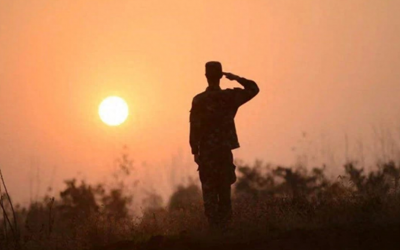 ​他25岁保送清华，11年少将升中将，有少将岳父，父亲是开国元帅