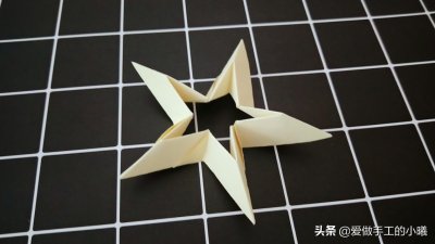 ​立体五角星怎么折 用彩纸折个立体五角星，简单好看装饰很棒哦