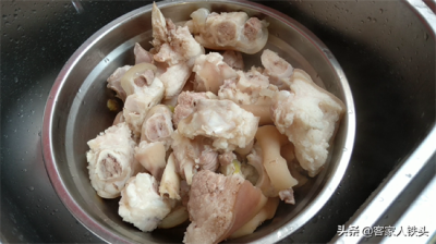 ​猪脚的家常做法，配料简单，出锅大口吃着好过瘾