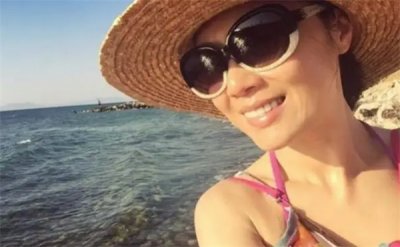 ​姜丰个人资料：她是前央视主持人，不顾父母劝阻，执意远嫁英国改国籍，后怎样