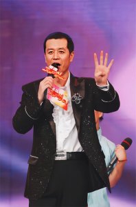 ​傅大勇个人资料简介：曾多次主持春晚，患脑癌2年化疗还喝酒熬夜，42岁不幸病