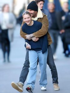 ​小七长大了 ! 老父亲贝克汉姆一脸孩子气的打打闹闹