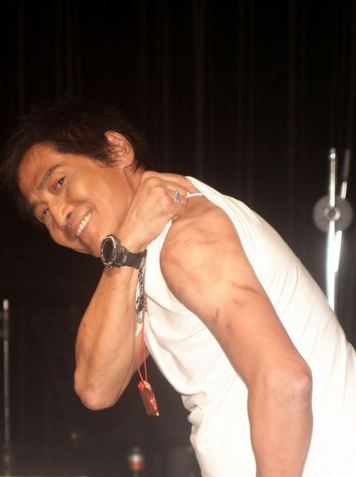 因拔罐意外烧伤 险些令齐秦毁容