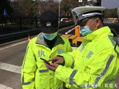 ​又见战疫父子兵！警校学生担任志愿者为父分忧