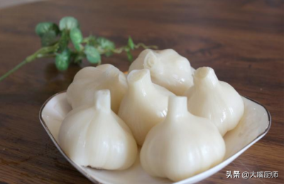 ​怎么腌糖蒜又脆又好吃（腌糖蒜时，只加糖和醋容易坏！教你3个妙招，酸甜脆爽