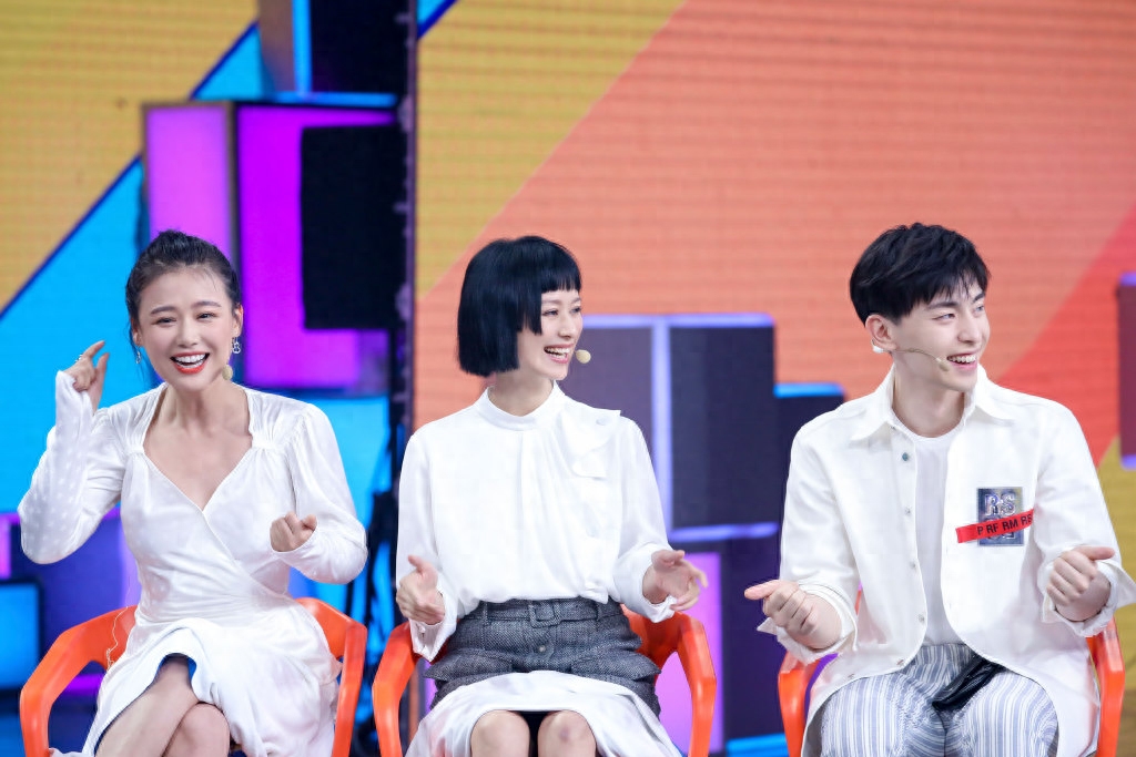 白色连衣裙的马思纯亮相快乐大本营,逗趣模仿、氧气嗓温情献唱