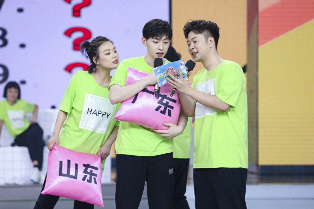 白色连衣裙的马思纯亮相快乐大本营,逗趣模仿、氧气嗓温情献唱