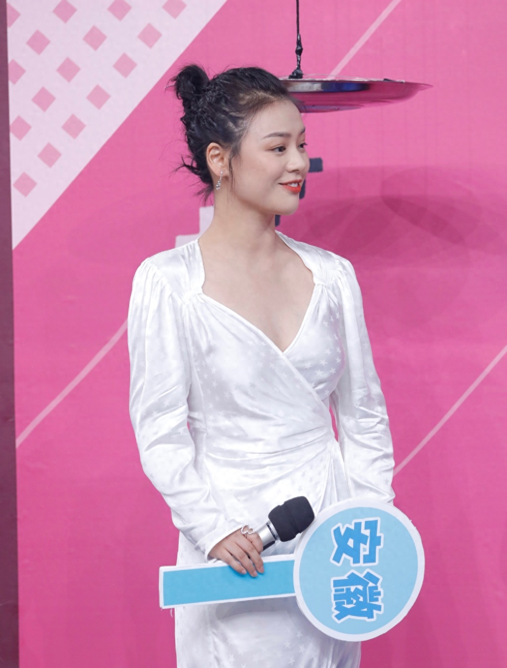 白色连衣裙的马思纯亮相快乐大本营,逗趣模仿、氧气嗓温情献唱