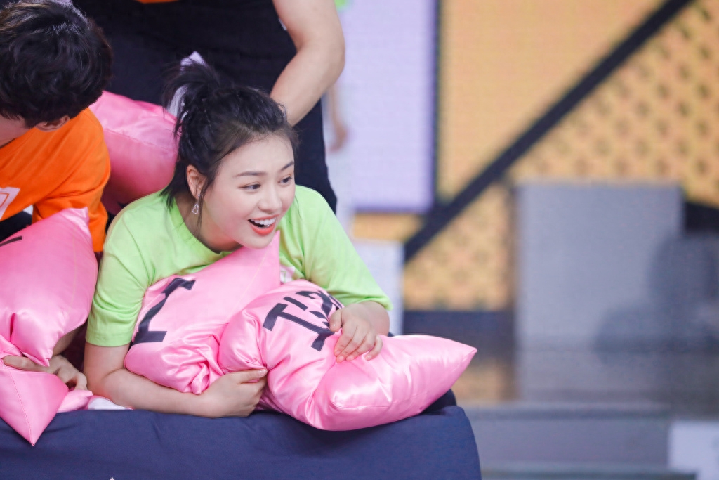 白色连衣裙的马思纯亮相快乐大本营,逗趣模仿、氧气嗓温情献唱