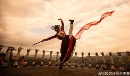 本来果然有峨嵋派,提剑扔废物女侠