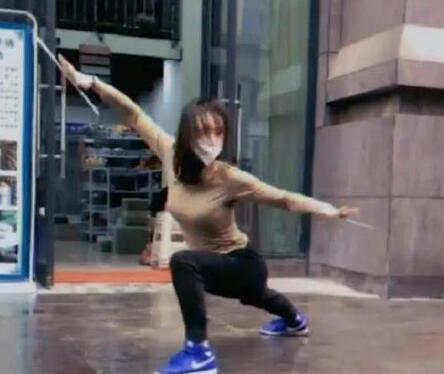 本来果然有峨嵋派,提剑扔废物女侠