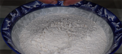 ​怎么发面做馒头？别只加酵母粉，教你一招，30分钟就发好