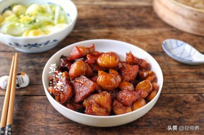 ​去了壳的板栗怎么做好吃 栗子不是只能糖炒，剥去板栗壳入菜烧肉，味道香醇下饭