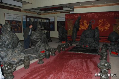 ​项羽为什么要自刎而死 兵强马壮的项羽，本来可以问鼎中原，为什么最后却自刎乌
