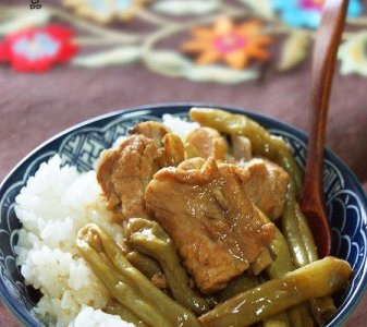 ​家常排骨炖豆角，好吃营养又美味！