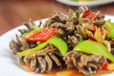 ​分享爆炒鸭胗的家常做法，鸭胗做出来口感筋韧，味道好