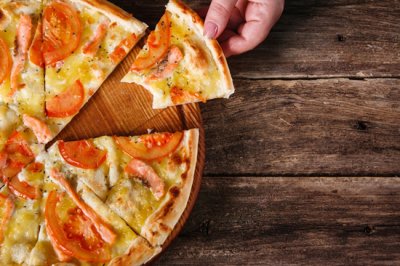 ​披萨烤多久可以吃（披萨烤多长时间合适？10分钟，或者15分钟）