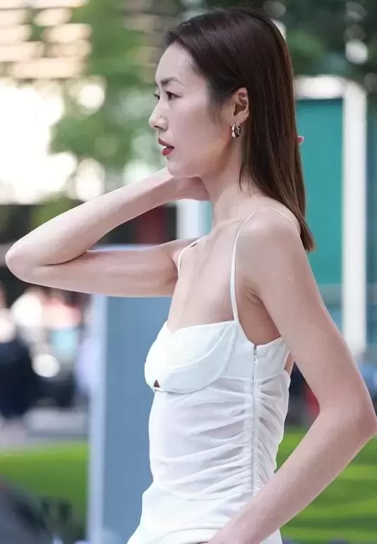 国际超模刘雯花海里写真，身穿吊带白裙大秀香肩