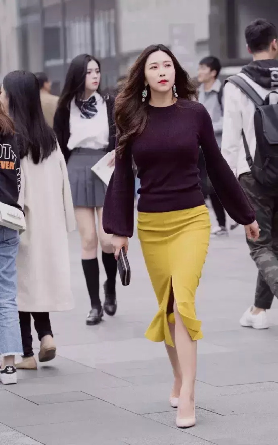 轻熟美女街拍图片（成熟魅力女性街拍美图合集）