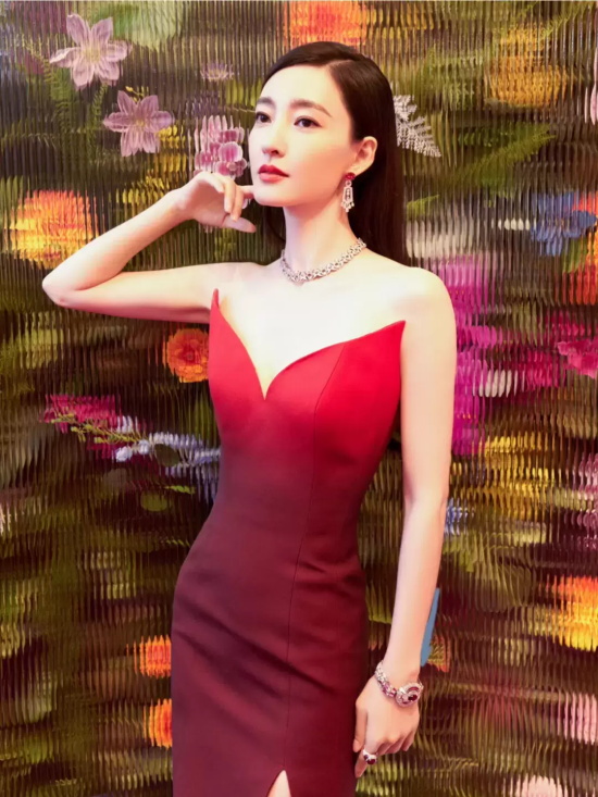 “素颜女神”王丽坤活动写真，红色渐变礼服妩媚动人